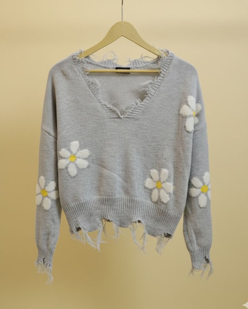 POLLY & ESTHER DAISY DISTRESSED SWEATER